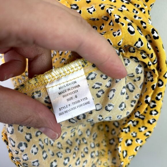 Cropped yellow cheetah print bubble sleeve‎ smocked top size small - Picture 5 of 9